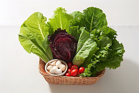 白色表面上装有大量绿叶蔬菜和其他蔬菜的篮子