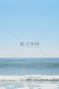 年轻人在海上冲浪