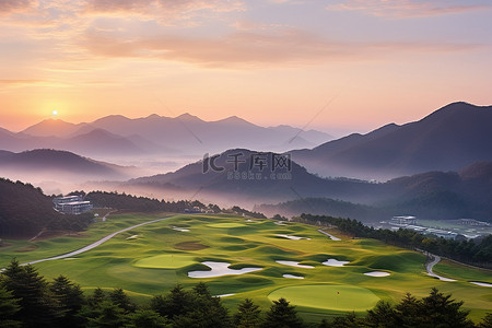 绿化景观背景图片_位于山谷上方山坡上的高尔夫球场