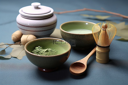 一套搅拌器和一大碗装在竹罐里的抹茶