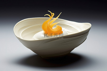一个碗，上面放一些奶油和一个橙子