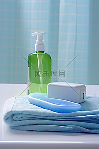 肥皂水背景图片_带肥皂乳液和绿色毛巾的浴室