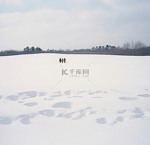 雪地雪景背景图片_两个人站在雪地里