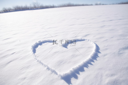 雪中​​反映了一颗心的图像