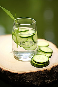 喝水步骤艺术字背景图片_一杯含有黄瓜片的水