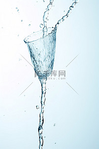 一个装水的瓶子，下面有一个玻璃杯