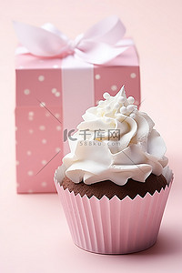 粉色背景的纸杯蛋糕站在礼品包装纸旁边