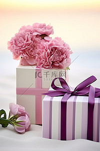 三个装满粉红色花朵的礼盒