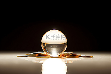 有金币背景图片_金币旁边有一个透明的玻璃球