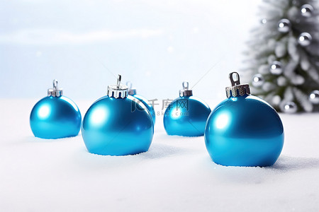 站在雪地上的蓝色圣诞饰品