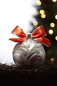 冬天的树枝背景图片_圣诞装饰品躺在树枝和树叶上，上面有白色蝴蝶结