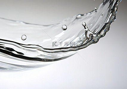 玻璃碗中的一小滴水