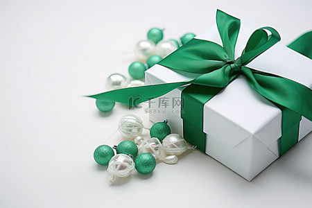 包裹丝带背景图片_礼物是用白色盒子包裹的糖果