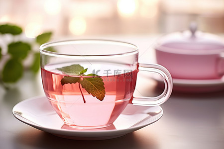 凉茶壶背景图片_一杯加薄荷叶的茶和一个打开的茶壶