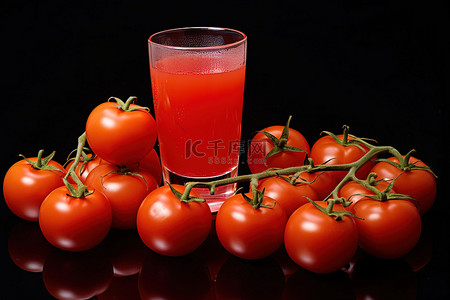 新鲜西红柿背景图片_玻璃杯里的西红柿，玻璃杯里装满了果汁