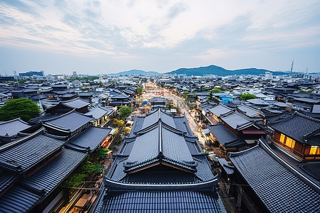 一座拥有彩色屋顶的亚洲城市的鸟瞰图