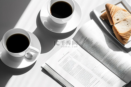 报纸桌子背景图片_一个咖啡壶，里面有书面包和报纸