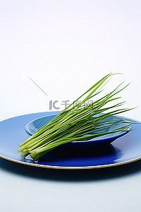 割草的兔子背景图片_蓝色盘子上刚割下的草