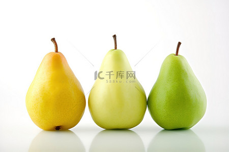 水果梨背景图片_三个不同颜色的梨排成一排白色