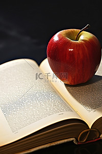 图书馆的书背景图片_桌子上放着一本打开的书，旁边有一个苹果
