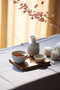 桌子上放着一个盛满汤和茶的碗