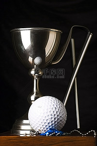 高尔夫球帽上的四面体高尔夫球杆，旁边是银色玻璃杯和奖杯