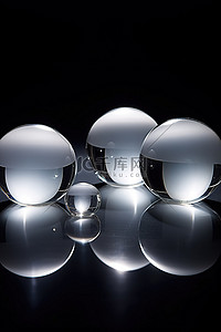 六个六背景图片_这六个透明的圆形玻璃圆顶设置在深色表面上