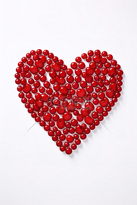 心粒子背景图片_红色珠子的心形显示在白色表面上