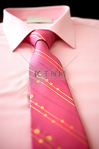 粉色礼服衬衫搭配粉色和金色领带