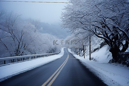 雪花脸谱背景图片_日本雪中的道路