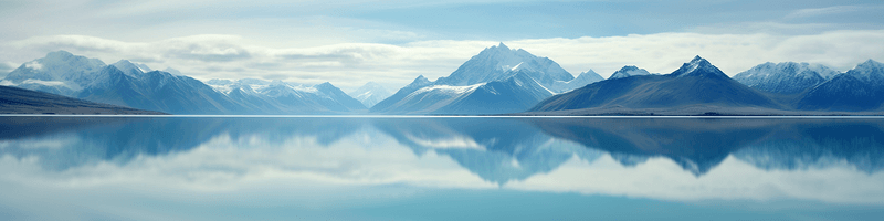 湖光倒影背景图片_一个湖，周围有群山和蓝色的倒影