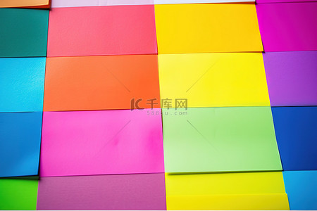彩色纸背景图片_一张带有彩虹色纸的彩色纸