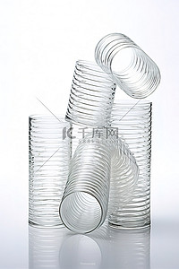 卷发的背景图片_白色背景的透明塑料饮用器皿