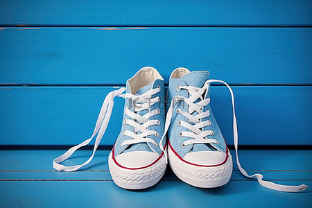 情侣白色背景图片_一双运动鞋在蓝色木地板旁边形成心形