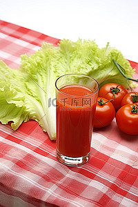 番茄汁和生菜放在桌布上