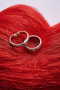 白色背景上心形柳条床上坐着的两个结婚戒指