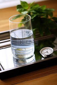 stop胶带背景图片_桌子上的一杯水和胶带就在秤旁边