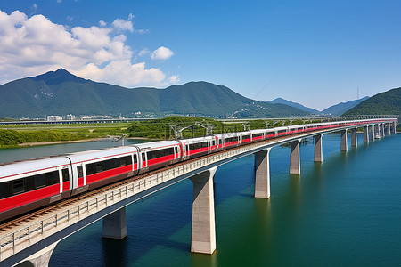 延安小姐火车站服务713.59189薇背景图片_火车在水面上行驶，背景是山脉