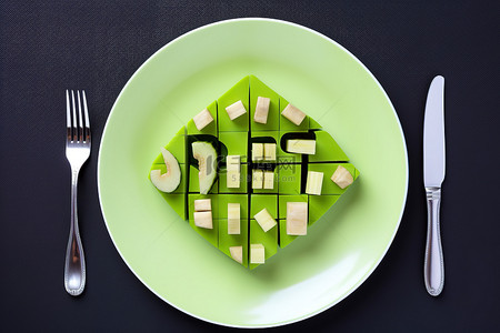 绿色沙拉盘，上面写着“饮食”一词