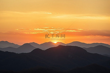 在泰国的一座山上看到日落