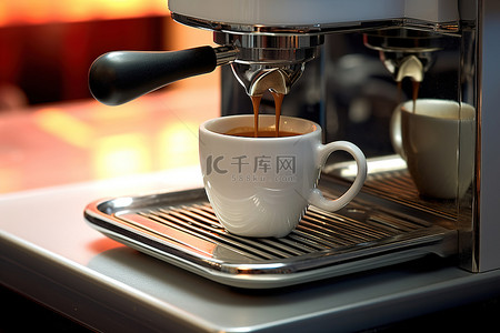 机器制作咖啡背景图片_在带有杯子的机器上制作浓缩咖啡