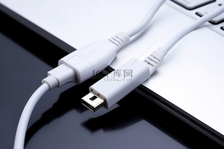 usb插口背景图片_一根白色 USB 电缆，用于连接到白色笔记本电脑的两个设备