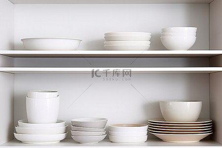 厨房白色架子上的盘子和盘子