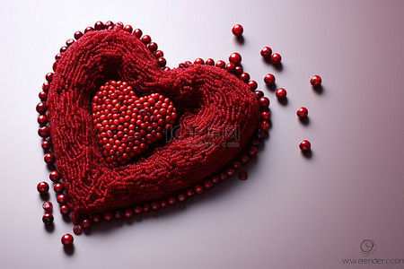 心形像由红葡萄和红石榴制成的心