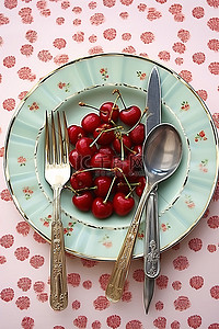 一盘樱桃，可以用叉子和勺子吃