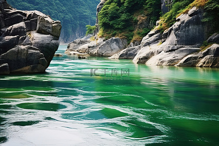 绿水从一些岩石附近的河流中流出