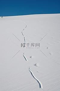 雪脚印背景图片_雪的脚印