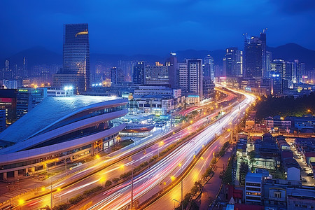 有交通和大型建筑的城市景观