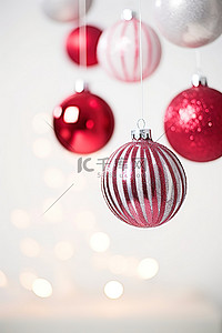 白墙上的白色和红色闪闪发光的球的圣诞装饰品