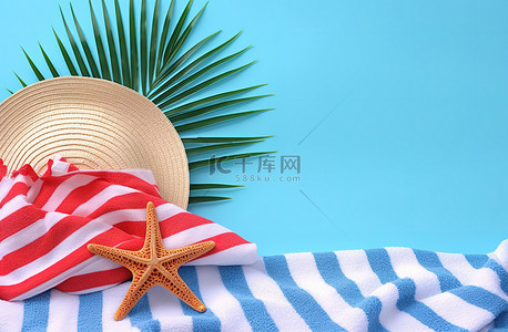 蓝色帽子帽子背景图片_夏季帽子帽子毛巾沙滩巾和蓝色背景棕榈树的海星鱼